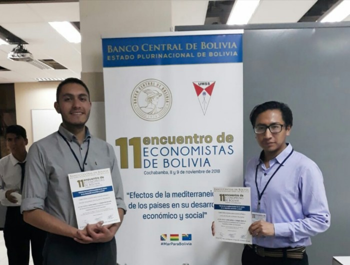 Dos asistentes del IISEC ganan premio en evento del Banco Central de Bolivia