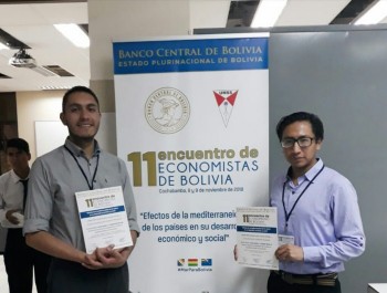 Dos asistentes del IISEC ganan premio en evento del Banco Central de Bolivia